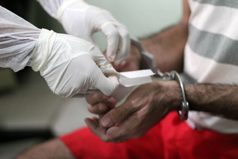 A coleta de material genético para a formação de um banco nacional de dados, afim de desvendar crimes cometidos por condenados da Justiça em todo o país, esta sendo possível através de uma parceria formada entre a Superintendência do Sistema Penitenciário do Estado do Pará (Susipe) e o Centro de Perícia Científica (CPC) Renato Chaves, que ontem (11), concluíram a primeira etapa da coleta de material biológico dos presos custodiados na Central de Triagem Metropolitana II (CTM II), localizada em Ananindeua.

FOTO: VELOSO JÚNIOR / ASCOM SUSIPE
DATA: 12.12.2018
BELÉM - PÁRÁ <div class='credito_fotos'>Foto: Veloso Junior / Ascom Susipe   |   <a href='/midias/2018/originais/c258eafa-cdb8-4c76-8177-44924973e3e8.jpg' download><i class='fa-solid fa-download'></i> Download</a></div>