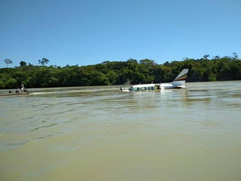 A Polícia Civil investiga, em Itaituba, sudoeste paraense, o pouso forçado de um avião de pequeno porte (foto), de prefixo PT IIU, realizado no rio Jamanxim, às proximidades do Distrito de Jardim de Ouro, região garimpeira do município. O fato teria ocorrido na última quarta-feira, 27, por volta de 17 horas, mas somente chegou ao conhecimento das autoridades policiais na madrugada de hoje (29), quando o boletim de ocorrência foi registrado na Seccional de Polícia de Itaituba. O piloto da aeronave, Sérgio Vanderlei Becker, foi detido, ontem à noite, no distrito de Moraes de Almeida, em Itaituba, por uma guarnição da Polícia Militar, no momento em que chegava a localidade como passageiro de mototáxi. Ele foi inicialmente conduzido à Unidade Integrada de Polícia do distrito e depois levado para a Seccional de Polícia Civil de Itaituba, na sede do município, para prestar esclarecimentos, por volta de 23h50 de ontem.
FOTO: ASCOM / POLÍCIA CIVIL
DATA: 29.06.2018
ITAITUBA - PARÁ <div class='credito_fotos'>Foto: Ascom / Polícia Civil | <a href='/midias/2018/originais/c26d0b9d-6b45-4d6b-adfa-42f8f47e746a.jpg' download><i class='fa-solid fa-download'></i> Download</a></div>