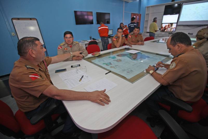 Equipes da Defesa Civil do Estado, Corpo de Bombeiros e da Polícia Militar já estão no município de Paragominas, nordeste do Estado, para atender a população atingida pelas fortes chuvas na madrugada desta quinta-feira, 12. O coronel Francisco Cantuária, coordenador da Defesa Civil, explica que a instituição foi acionada às 5h da manhã e enviou para o local uma equipe formada por mergulhadores de salvamento de águas rápidas. Também será instalado na cidade o sistema do Comando de Operações para poder definir ações que irão dar assistência para os desabrigados. “As primeiras informações levantadas mostram que pelo menos 100 casas teriam sido atingidas depois de cinco horas de chuvas. Também há suspeita de um possível rompimento de barragens próximo a cidade”, afirma. O titular do Centro Regional de Governo do Sudeste do Pará, Jorge Bitencourt, também está a caminho do município. Na foto, o coronel BM Lima, na sala de situação no Comando Geral do Corpo de Bombeiros.

FOTO: CARLOS SODRÉ / AG. PARÁ
DATA: 12.04.2018
BELÉM - PARÁ <div class='credito_fotos'>Foto: Carlos Sodré/Agência Pará   |   <a href='/midias/2018/originais/c2770ee6-8b71-4e77-8d5e-4710a3967c7d.jpg' download><i class='fa-solid fa-download'></i> Download</a></div>