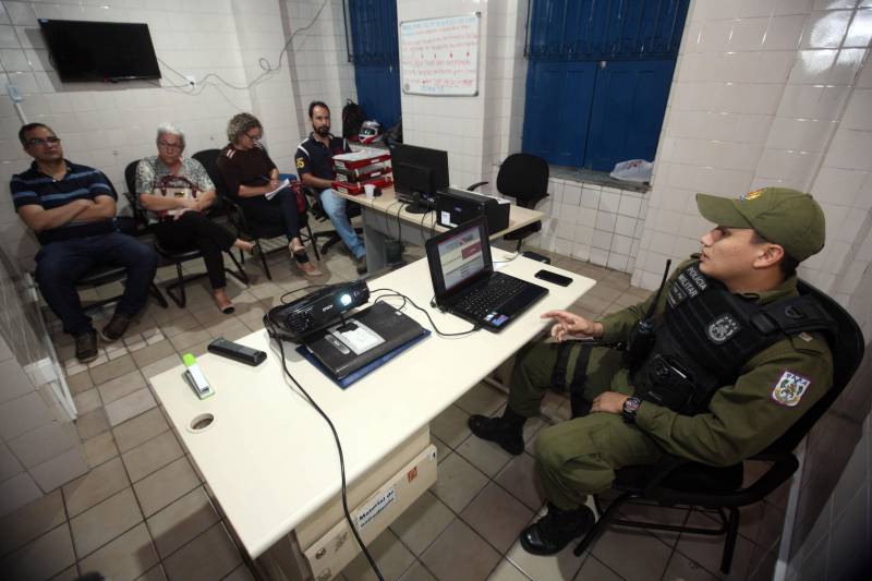 Criada há cerca de quatro anos na Cidade Velha, a base comunitária da Polícia Militar (PM) já apresenta uma expressiva redução no número de  crimes registrados na área e no entorno – Reduto e Campina, estimada em 30% pelo coronel Carlos Emílio, diretor de Polícia Comunitária da PM. 

FOTO: SIDNEY OLIVEIRA / AG. PARÁ
DATA: 25.05.2018
BELÉM - PARÁ <div class='credito_fotos'>Foto: Sidney Oliveira/Ag. Pará   |   <a href='/midias/2018/originais/c27ed415-44ab-490e-aba7-9836c3497486.jpg' download><i class='fa-solid fa-download'></i> Download</a></div>