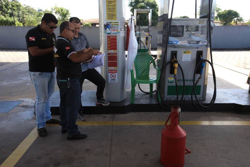 A Diretoria de Proteção e Defesa do Consumidor ( Procon) da Secretaria de Estado de Justiça e Direitos Humanos ( Sejudh) está nas ruas desde a última quinta-feira (24) averiguando a comercialização nos postos de combustíveis na Região Metropolitana de Belém.
FOTO: MÁCIO FERREIRA / AG. PARÁ
DATA: 25.05.2018
BELÉM - PARÁ <div class='credito_fotos'>Foto: MÁCIO FERREIRA/ AG. PARÁ | <a href='/midias/2018/originais/c282b48c-3573-46ce-bca2-c15ae06871e0.jpg' download><i class='fa-solid fa-download'></i> Download</a></div>