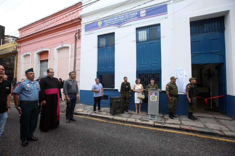Leia Braúna mora há dois anos e meio no bairro da Cidade Velha e vê com alegria a instalação de uma sede da Polícia Militar na Rua Dr. Assis, bem pertinho de sua casa. O novo prédio da 1ª Companhia do 2º Batalhão da PM foi inaugurado na tarde desta quinta-feira, 5, e agora além de estar mais acessível aos moradores dos bairros da Campina, Reduto e Cidade Velha, oferece melhores condições de trabalho aos militares. O local foi cedido pela Arquidiocese de Belém em fevereiro deste ano de forma gratuita e por tempo indeterminado. Antes disso, a sub-unidade funcionava no 3º andar da seccional do Comércio. O Major Luiz Octávio, comandante do 2º Batalhão, informa que a Companhia atua com 165 policiais militares, que atendem cerca de 24 mil moradores da área. “A proximidade da Polícia Militar com a comunidade é um ponto primordial da instalação da 1ª Companhia, além de ser estratégico, porque se coloca em uma posição de atendimento rápido tanto ao Reduto, quanto para Campina e a própria Cidade Velha”, afirmou o oficial.
FOTO: CARLOS SODRÉ / AG. PARÁ
DATA: 05.04.2018
BELÉM - PARÁ <div class='credito_fotos'>Foto: Carlos Sodré/Agência Pará | <a href='/midias/2018/originais/c282fad4-0e8c-4d9c-bcdc-0caabee6fefc.jpg' download><i class='fa-solid fa-download'></i> Download</a></div>