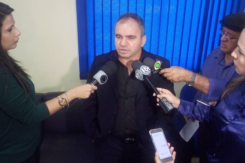 Em entrevista a jornalistas, o delegado-geral da Polícia Civil do Pará, Rilmar Firmino (foto) informou que, ao todo, 100 policiais civis e militares fizeram parte da operação. Estiveram presentes também na Divisão de Homicídios, o coronel Hilton Benigno, comandante geral da Polícia Militar; o coronel Marco Antonio Rocha, chefe do Departamento Geral de Operações (DGO) da PM e o delegado Cláudio Galeno, diretor de Polícia Especializada da Polícia Civil. Conforme Firmino, ao todo, 11 mandados de prisão foram expedidos pela Justiça, em decorrência de investigações realizadas pela equipe da Divisão de Homicídios, unidade de Ananindeua e que tem atuação em investigação de homicídios na RMB.
FOTO: ACOM POLÍCIA CIVIL
DATA: 08.03.2018
BELÉM - PARÁ
<div class='credito_fotos'>Foto: Ascom Polícia Civil | <a href='/midias/2018/originais/c295c87e-42bb-4a92-8a91-d6dfce3f4da5.jpg' download><i class='fa-solid fa-download'></i> Download</a></div>