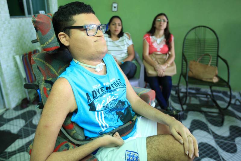 Junto com a Classe Hospitalar, existe também o projeto Atendimento Domiciliar que, hoje, atende 13 pacientes que se encontram em tratamento em casa. Um dos maiores orgulhos da equipe de educadores da Seduc é Breno Santiago, de 21 anos (foto). Aos dois anos, Breno teve uma infecção na medula e chegou a ser desenganado pelos médicos, mas resistiu e mesmo com comprometimentos na parte física e na fala, teve sua capacidade cognitiva preservada. Ele aprendeu a ler e a escrever com uma equipe de oito professores do Atendimento Domiciliar, e hoje se prepara para fazer a segunda prova do Exame Nacional de Ensino Médio (Enem), que acontece no próximo domingo (11).
FOTO: MÁCIO FERREIRA / AG. PARÁ
DATA: 08.11.2018
BELÉM - PARÁ <div class='credito_fotos'>Foto: MÁCIO FERREIRA/ AG. PARÁ | <a href='/midias/2018/originais/c299169c-d9eb-4847-b77b-cf4832326c6f.jpg' download><i class='fa-solid fa-download'></i> Download</a></div>