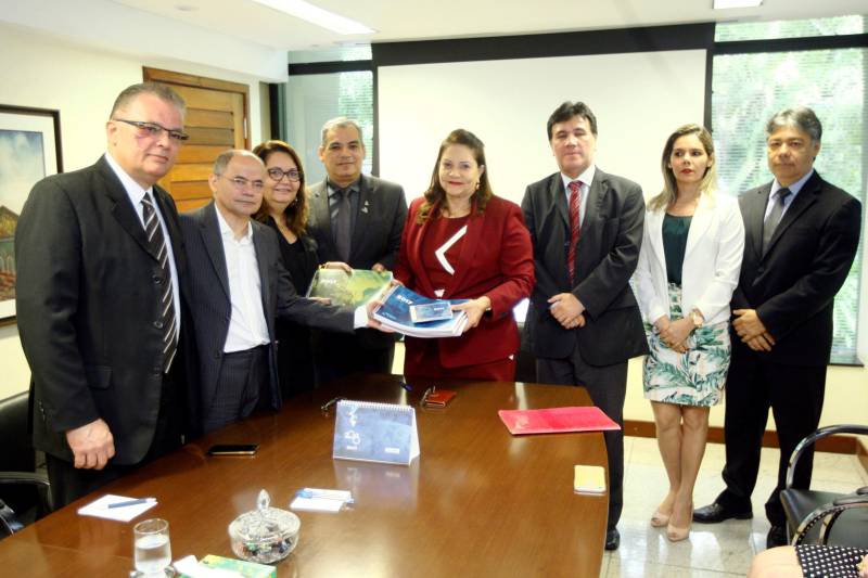 Uma comissão do Governo do Pará foi recebida, nesta segunda-feira (9), no Tribunal de Contas do Pará (TCE) pela presidente do órgão, Lourdes Lima (de vermelho) e por um grupo de conselheiros para fazer a entrega do Balanço Geral do Estado (BGE), documento com os resultados alcançados durante o exercício de 2017 pelo Estado. Ao TCE ficará a missão de analisar e emitir um parecer sobre os dados do relatório, que em seguida, será apreciado e passará por aprovação da Assembleia Legislativa do Pará (Alepa). O Balanço retrata a execução orçamentária, financeira e patrimonial do Estado, englobando 87 órgãos e entidades da Administração Direta, Autarquias, Fundações, Fundos e Empresas Estatais que compõem os orçamentos: Fiscal, da Seguridade Social e de Investimentos. No montante, o Estado obteve um resultado orçamentário positivo no valor de R$ 590 milhões, resultado da realização de receita no montante de R$ 23,123 bilhões e da execução da despesa, no total de R$ 22,533 bilhões.
FOTO: THIAGO GOMES / AG. PARÁ
DATA: 09.04.2018
BELÉM - PARÁ <div class='credito_fotos'>Foto: Thiago Gomes /Ag. Pará | <a href='/midias/2018/originais/c299c59c-6ef3-43cf-8bb1-91f658538270.jpg' download><i class='fa-solid fa-download'></i> Download</a></div>