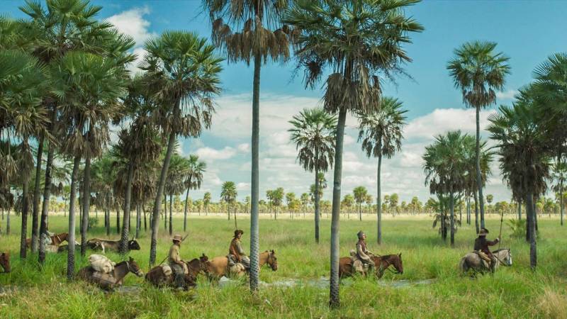 “Zama” (foto), dirigido e escrito pela argentina Lucrecia Martel, terá sessão de estreia nesta quinta-feira, 17, às 20h, no Cine Líbero Luxardo da Fundação Cultural do Pará (FCP). A projeção do filme estará nas sessões regulares do cinema, contando de forma irônica a condição em que se encontra um funcionário da Coroa Espanhola, preso em uma colônia na fronteira da Argentina com Paraguai. Baseado no livro homônimo de Antonio di Benedetto, o longa conta a história de Don Diego de Zama (Daniel Giménez Cacho), um oficial da Coroa Espanhola que no fim do século XVIII parte para Buenos Aires e se junta a um grupo de soldados à caça de um perigoso bandido, enquanto explora terras habitadas por índios.
FOTO: DIVULGAÇÃO
DATA: 15.05.2018
BELÉM - PARÁ
<div class='credito_fotos'>Foto: Divulgação | <a href='/midias/2018/originais/c29e50fa-c78d-45cd-8ba8-17d529780ec8.jpg' download><i class='fa-solid fa-download'></i> Download</a></div>