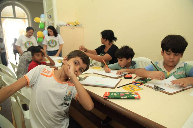 Com palestras, emissão de documentos, apresentações culturais, oficinas e exposições, o Dia D da Cidadania com Síndrome de Down trouxe uma programação diversificada e educativa sobre a questão das pessoas com deficiência intelectual, na manhã desta quinta-feira, 22, na Secretaria de Estado de Justiça e Direitos Humanos (Sejudh).
FOTO: WAGNER ALMEIDA / ASCOM SEJUDH
DATA: 22.03.2018
BELÉM - PARÁ <div class='credito_fotos'>Foto: Wagner Almeida/ Ascom Sejudh | <a href='/midias/2018/originais/c2a022a0-8762-44cb-9ae3-85ff2fa5a961.jpg' download><i class='fa-solid fa-download'></i> Download</a></div>