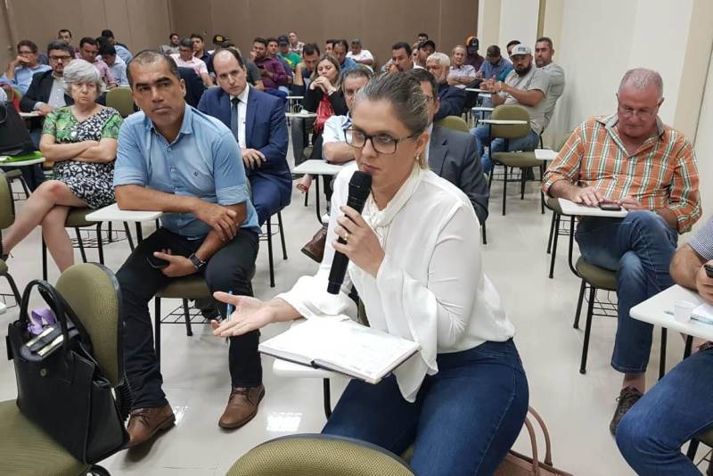 A criação de um patrulhamento rural, com a missão de oferecer mais segurança no campo, é uma das ações que serão postas em prática pelo governo do Estado no Sul e Sudeste do Pará, em atendimento a uma das demandas apresentadas por representantes dos sindicatos de produtores rurais e prefeitos da região, em reunião realizada na tarde de quarta-feira (28), no Carajás Centro de Convenções, em Marabá. O encontro resultou da intermediação do Centro Regional de Governo do Sudeste do Pará com a Secretaria de Estado de Segurança Pública e Defesa Social, em parceria com a Associação dos Municípios do Araguaia, Tocantins e Carajás (Amat). Os produtores puderam expor demandas para os secretários de Segurança Pública e Defesa Social, Luiz Fernandes, e Regional de Governo, Jorge Bittencourt. O comandante Regional de Policiamento em Marabá, coronel Mauro Sérgio, e o delegado-geral de Polícia Civil, Rilmar Firmino também participaram da reunião.
FOTO: KÉLIA SANTOS / ASCOM CRGSP
DATA: 29.03.2018
MARABÁ - PARÁ <div class='credito_fotos'>Foto: KÉLIA SANTOS / ASCOM CRGSP | <a href='/midias/2018/originais/c2b6dc48-0df2-44f7-9256-5c4572a9dc74.jpg' download><i class='fa-solid fa-download'></i> Download</a></div>