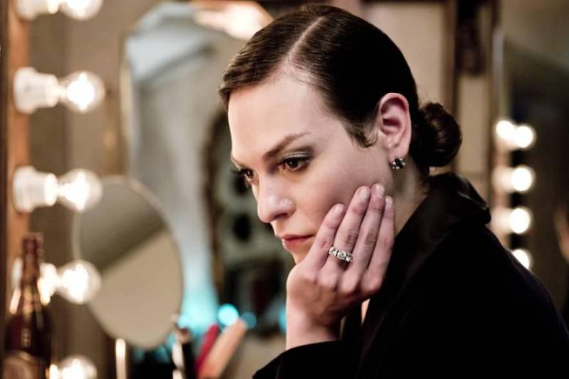 Até o dia 4 de abril, o Cine Líbero Luxardo da Fundação Cultural do Pará (FCP), fará um mês de exibição de alguns dos filmes indicados à 90ª edição do Oscar. Dentre eles, estão as produções indicadas nas categorias de Melhor Filme, Melhor Direção, Melhor Ator e Melhor Roteiro Adaptado. Maurício Dias, programador do Cine Líbero Luxardo, explica a ideia da Maratona. “Esse início de ano, de janeiro a março, é a época que os fãs do Oscar estão aparecendo. Nossa perspectiva é de que o público responda, que as pessoas compartilhem e comentem, que gere um bom resultado. Todo ano temos essa prática de exibir os indicados, pelo menos os de Melhor Filme Estrangeiro”, detalha. Entre os longas que serão exibidos, está “Trama Fantasma”, de Paul Thomas Anderson, que levou seis indicações a estatueta deste ano, incluindo de Melhor Filme, narrando o amor e o ódio entre um famoso estilista inglês do século 20 e sua musa. “Visages, Villages”, da cineasta belga renomada Agnès Varda e do fotógrafo JR, indicado a Melhor Documentário, traz uma viagem realizada na França pela dupla de diretores, em busca de pessoas anônimas para fotografarem. Na foto, cena de “Uma Mulher Fantástica” de Sebástian Lélio.
FOTO: DIVULGAÇÃO
DATA: 25.02.2018
BELÉM - PARÁ <div class='credito_fotos'>Foto: Divulgação | <a href='/midias/2018/originais/c2cf647d-3549-475a-8b7e-ff2503b153e7.jpg' download><i class='fa-solid fa-download'></i> Download</a></div>