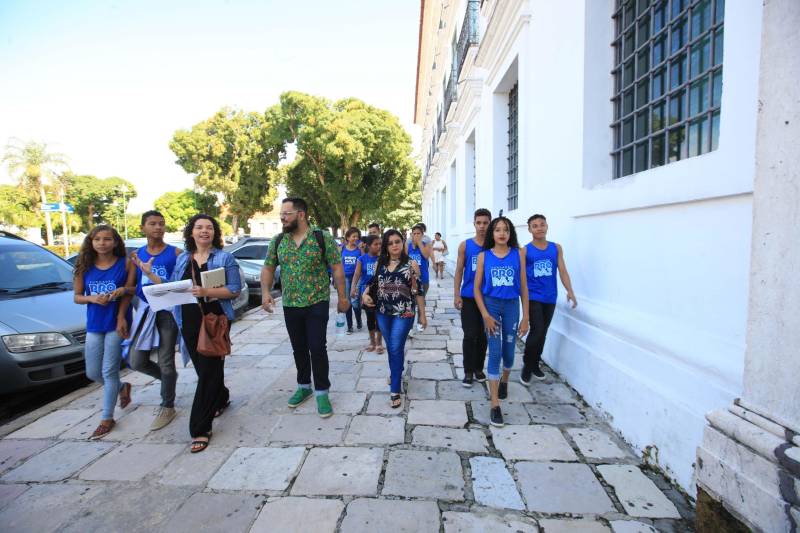 Criado em 2004, o projeto Pro Paz nos Bairros (foto) tem o objetivo de auxiliar crianças e jovens dos 8 aos 18 anos, em um período complementar à escola. O programa atende uma média de 2.500 alunos por ano em sete bairros de Belém. São oferecidas atividades de artes, esporte, cultura e lazer. Mas com a intenção de diminuir a evasão escolar, o Pro Paz oferece formas lúdicas de ensino de disciplinas tradicionais como matemática, português e história, como a palestra com o historiador na manhã desta sexta-feira. “Esse trabalho surgiu com o objetivo da prevenção. Queremos tirar esses alunos atendidos da rua, da vulnerabilidade social. Quando eles não estão na escola, eles estão com a gente, protegidos, desenvolvendo atividades e descobrindo suas potencialidades”, disse Mônica Altman, presidente do Pro Paz.
FOTO: MÁCIO FERREIRA /AG. PARÁ
DATA: 11.05.2018
BELÉM - PARÁ <div class='credito_fotos'>Foto: MÁCIO FERREIRA/ AG. PARÁ | <a href='/midias/2018/originais/c2dd11e9-3158-401b-8b60-9c000fa436a9.jpg' download><i class='fa-solid fa-download'></i> Download</a></div>