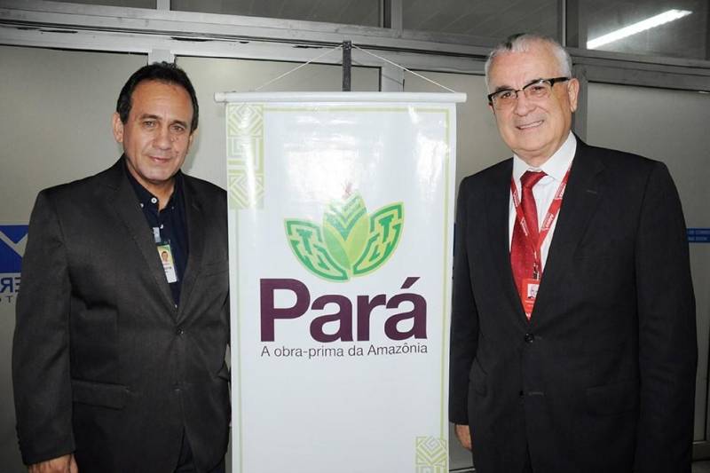 Nesta quinta-feira (21), como resultado da ação governamental que mais uma importante companhia aérea deu início a operações no Aeroporto Internacional de Belém. A Avianca Brasil passa a operar voos diretos e diários de Guarulhos (SP) e de Brasília (DF) para Belém, em confortáveis e modernas aeronaves Airbus A320 com total de 162 assentos. Na foto, o secretário de Estado de Turismo, Ciro Góes (e) e o vice-presidente de Vendas e Marketing da Avianca Brasil, Tarcísio Gargioni (d)
FOTO: ASCOM SETUR
DATA: 22.06.2018
BELÉM - PARÁ <div class='credito_fotos'>Foto: ASCOM SETUR | <a href='/midias/2018/originais/c2e8a0f3-74f3-4006-8c00-cc6415b46e9e.jpg' download><i class='fa-solid fa-download'></i> Download</a></div>
