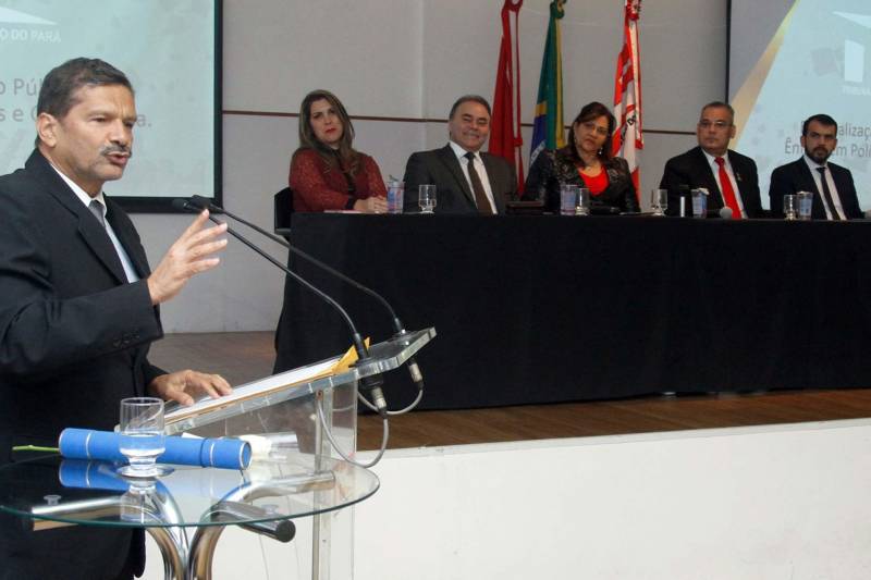 Por meio de acordo de cooperação técnica, o Governo do Estado, através da Escola de Governança Pública do Estado do Pará (EGPA) e o Tribunal de Contas do Estado do Pará (TCE-PA) realizaram nesta terça-feira (18), a certificação dos 50 concluintes no curso de Especialização em Gestão Pública com Ênfase em Políticas Públicas e Governança. A cerimônia foi no auditório Ministro Elmiro Nogueira, na sede do tribunal. Na foto, o servidor Walmir Clemente.

FOTO: ASCOM PGE
DATA: 20.12.2018
BELÉM - PARÁ <div class='credito_fotos'>Foto: ASCOM PGE   |   <a href='/midias/2018/originais/c2e9e15d-0a29-442d-9754-0a43ec02498b.jpg' download><i class='fa-solid fa-download'></i> Download</a></div>