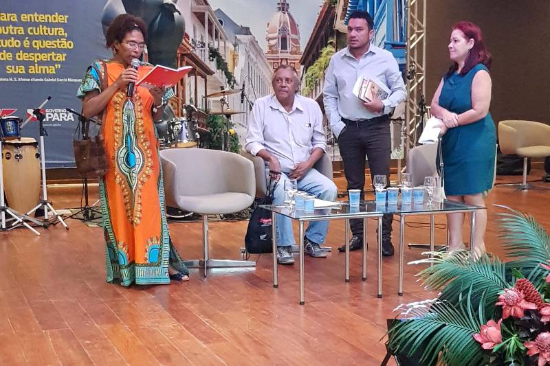 Foi grande a movimentação no segundo dia do primeiro Salão do Livro de Carajás, neste sábado, 28. A programação começou com apresentação cultural de escolas de 17 comunidades da zona rural de Marabá. Cerca de 360 estudantes do campo puderam mostrar projetos pedagógicos. A programação também contou com o espetáculo musical “A dança dos Livros”, do Centro Educacional Disneylândia, com oficinas de confecção de dedoches e fantoches, contação de histórias e duas rodas de conversa: uma sobre as artes visuais e outra sobre Negritude e Literatura (foto).
FOTO: ASCOM CRGSP
DATA: 28.04.2018
MARABÁ - PARÁ <div class='credito_fotos'>Foto: ASCOM CRGSP | <a href='/midias/2018/originais/c2eb493d-4460-458d-948b-c67c735ab2a6.jpg' download><i class='fa-solid fa-download'></i> Download</a></div>
