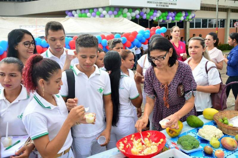 Centenas de pessoas entre colaboradores, usuários e acompanhantes participaram da ação de educação em saúde que marcou a comemoração dos dois anos de funcionamento da Unidade de Alta Complexidade em Oncologia Dr. Vitor Moutinho (Unacon), em Tucuruí, no sudeste paraense, nesta quarta-feira, 18. Na foto, degustação nutricional.
FOTO: ASCOM UNACON
DATA: 18.04.2018
TUCURUÍ - PARÁ <div class='credito_fotos'>Foto: Ascom Unacon | <a href='/midias/2018/originais/c2f00d47-0cf2-4fb1-92df-55e3d8cf7a2f.jpg' download><i class='fa-solid fa-download'></i> Download</a></div>