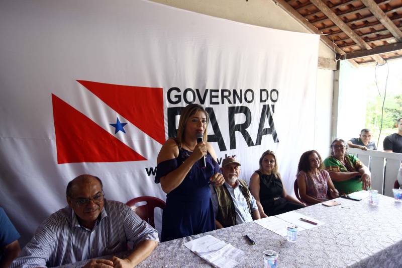 “Ter a posse da terra é a certeza de que nunca iremos perder o nosso direito, que nossos filhos e nossos netos poderão dar continuidade a nossa história em segurança. Foram anos de luta até chegar esse dia, agraciados com a assinatura do nosso título de terra. Só temos a agradecer a todos que fizeram parte disso e a cada um que lutou junto para que hoje isso se tornasse realidade”. A fala emocionada foi de seu Mário Araújo Silva, presidente da Associação Remanescente de Quilombo Espírito Santo, localizada no município do Acará, no nordeste do Estado. Ele assinou, neste sábado (24), junto com o governador Simão Jatene, o título que dá a posse da terra a comunidade. A fala do presidente traduz o sentimento das dezenas de famílias que moram no local, que agora tem a posse legítima do local onde seus antepassados viveram. “Sou filho de mãe negra. Nasci aqui como minha vó, bisavó, que fazem parte da história dessa comunidade que já existe a mais de 300 anos. Na foto, a prefeita do Acará, Amanda Martins (azul).
FOTO: SIDNEY OLIVEIRA / AG. PARÁ
DATA: 24.03.2018
ACARÁ - PARÁ <div class='credito_fotos'>Foto: Sidney Oliveira/Ag. Pará | <a href='/midias/2018/originais/c2f3cb1c-415a-4500-8baa-7bfa629bd80d.jpg' download><i class='fa-solid fa-download'></i> Download</a></div>