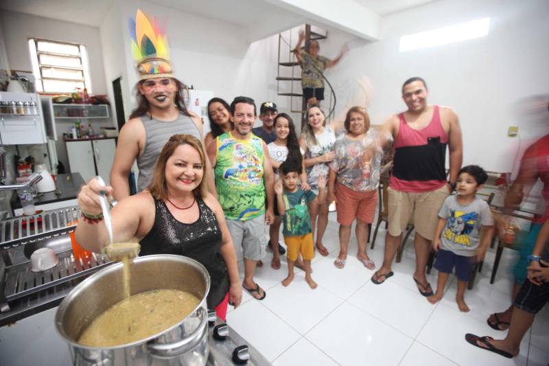 O professor Júlio Leal Gomes é natural de Vigia de Nazaré, no nordeste paraense, terra conhecida pela hospitalidade, principalmente em época festiva. Mantendo a tradição, no Carnaval Júlio e seus irmãos abrem a casa da família para amigos e outros parentes. Neste ano, o imóvel de quatro cômodos abrigou mais de 50 pessoas. Vigia tem um dos maiores e mais tradicionais carnavais do Pará. Nesta época do ano, a população do município, de 51.173 habitantes (Censo/IBGE), triplica com a chegada de brincantes oriundos de todo o Brasil, e os vigienses – igual coração de mãe - acolhem essa multidão. A estimativa é a cidade receber mais de 300 mil pessoas neste Carnaval. Na foto, a nutricionista Adélia Rodrigues.
FOTO: IGOR BRANDÃO / AG PARÁ
DATA: 13.02.2018
BELÉM - PARÁ <div class='credito_fotos'>Foto: IGOR BRANDÃO / AG. PARÁ | <a href='/midias/2018/originais/c2f400ff-28ac-4a78-8b28-2340cabb28ea.jpg' download><i class='fa-solid fa-download'></i> Download</a></div>