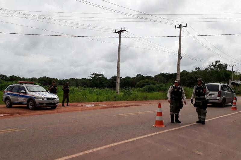 Ações integradas de educação e fiscalização estão sendo realizadas em Abaetetuba, no nordeste paraense, durante a Operação Carnaval 2018. O Departamento de Trânsito do Estado (Detran) e demais órgãos do Sistema de Segurança Pública executaram, na segunda-feira (12), uma grande ação no pórtico de entrada da cidade. Seis agentes de educação do Detran mobilizaram alunos da faculdade FAM e do Instituto Federal do Pará (IFPA), integrantes do Instituto Rosa dos Ventos, técnicos da Biblioteca Pública e do Centro de Formação de Condutores Abaeté Regional na ação conjunta de educação para o trânsito, voltada a condutores e passageiros. Os voluntários atuaram como agentes multiplicadores em educação para o trânsito, orientando as pessoas sobre comportamentos de risco.
FOTO: ASCOM / DETRAN
DATA: 13.02.2018
ABAETETUBA - PARÁ <div class='credito_fotos'>Foto: ASCOM / DETRAN | <a href='/midias/2018/originais/c2fefa25-01aa-458a-a7db-d46f59221e1b.jpg' download><i class='fa-solid fa-download'></i> Download</a></div>