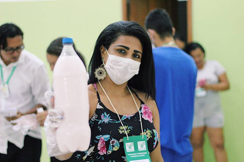 A oportunidade de refazer a vida e adquirir novas experiências profissionais foi proporcionada a quinze egressos por meio de uma parceria da Superintendência do Sistema Penitenciário do Estado (Susipe) com o Serviço Nacional de Aprendizagem Rural (Senar). A ação é realizada pela Coordenadoria de Educação Prisional da Susipe com a oferta do curso de "Produção Artesanal de Produtos de Higiene e Limpeza" que acontece no Núcleo de Desenvolvimento Educacional da Fábrica Esperança, em Belém.

FOTO: VELOSO JUNIOR / ASCOM SUSIPE
DATA: 05.11.2018
BELÉM - PARÁ <div class='credito_fotos'>Foto: Veloso Junior / Ascom Susipe   |   <a href='/midias/2018/originais/c300a017-174e-482b-86d6-a002a630442f.jpg' download><i class='fa-solid fa-download'></i> Download</a></div>