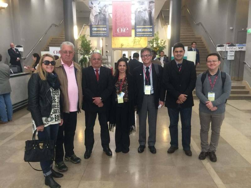 Uma comitiva com representantes do setor agropecuário do Pará (foto) participa da 86ª Seção Geral da Assembleia Mundial de Delegados, promovida pela Organização Mundial de Saúde Animal (OIE na sigla em inglês), que iniciou no domingo, 20, e segue até esta sexta-feira, 25, em Paris, na França. O estado do Pará, juntamente com os estados do Amapá, Amazonas e Roraima recebe, nesta quinta-feira, 24, a certificação internacional de área totalmente livre de febre aftosa com vacinação, tornando todo o Brasil 100% livre da doença. Durante a Assembleia Mundial dos Delegados da OIE, que reúne 800 representantes de 181 países signatários, serão discutidas normas de erradicação de doenças de animais (inclusive as transmissíveis a pessoas, como brucelose, tuberculose, influenza aviária e vaca louca), segurança sanitária do comércio internacional de animais e produtos de origem animal, bem-estar animal e alterações do Código Sanitário para Animais Terrestres. Também será apresentada a implantação dos Padrões da OIE pelos Países Membros da OIE, a situação atual e necessidades específicas de capacitação.
FOTO: ASCOM / ADEPARÁ
DATA: 23.05.2018
PARIS - FRANÇA <div class='credito_fotos'>Foto: ASCOM ADEPARÁ | <a href='/midias/2018/originais/c3012afe-1e81-4169-bddb-1ccc31e58b17.jpg' download><i class='fa-solid fa-download'></i> Download</a></div>