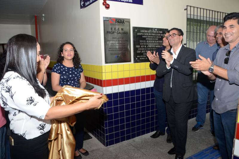 A Escola de Ensino Médio Professor Galvão (foto), em Augusto Corrêa, segue o mesmo padrão estrutural, com 13 novas salas de aula, laboratórios, além de copa, cozinha, banheiros e quadra coberta. A unidade escolar recebeu a instalação de 44 centrais de ar, 26 computadores, 26 monitores e 500 novas carteiras, que vão atender 1.380 alunos. A obra recebeu R$ 3.049.931,38 mil em investimentos. Segundo a aluna Natália Reis de Assis, estudante do 2º  do ano do Ensino Médio na Escola Professor Galvão, “na antiga escola tínhamos dificuldade de aprender nas aulas, pois fazia muito calor nas salas de aula. Hoje, temos salas refrigeradas, isoladas do barulho e agora as aulas são mais dinâmicas”, avalia.

FOTO: FERNANDO NOBRE / ASCOM SEDUC
DATA: 17.12.2018
AUGUSTO CORRÊA - PARÁ <div class='credito_fotos'>Foto: FERNANDO NOBRE/ASCOM SEDUC   |   <a href='/midias/2018/originais/c3067ca1-d208-4fb7-bd4e-813581f8aa46.jpg' download><i class='fa-solid fa-download'></i> Download</a></div>