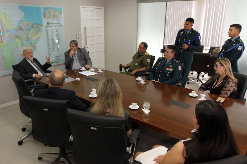 Mais de cem policiais militares devem reforçar a segurança nos fóruns do interior do estado a partir do ano que vem. Os policiais vão substituir o atual efetivo de segurança armada, hoje composto por funcionários terceirizados ligados a empresas particulares. Um termo de cooperação foi assinado entre o governo estadual e o Tribunal de Justiça do Estado na manhã desta terça-feira, 17, no Palácio do Governo. 

FOTO: CRISTINO MARTINS / AG. PARÁ
DATA: 17.12.2018
BELÉM - PARÁ <div class='credito_fotos'>Foto: Cristino Martins/Ag. Pará   |   <a href='/midias/2018/originais/c30cff1c-0147-4cdc-80bf-6e21085cde53.jpg' download><i class='fa-solid fa-download'></i> Download</a></div>