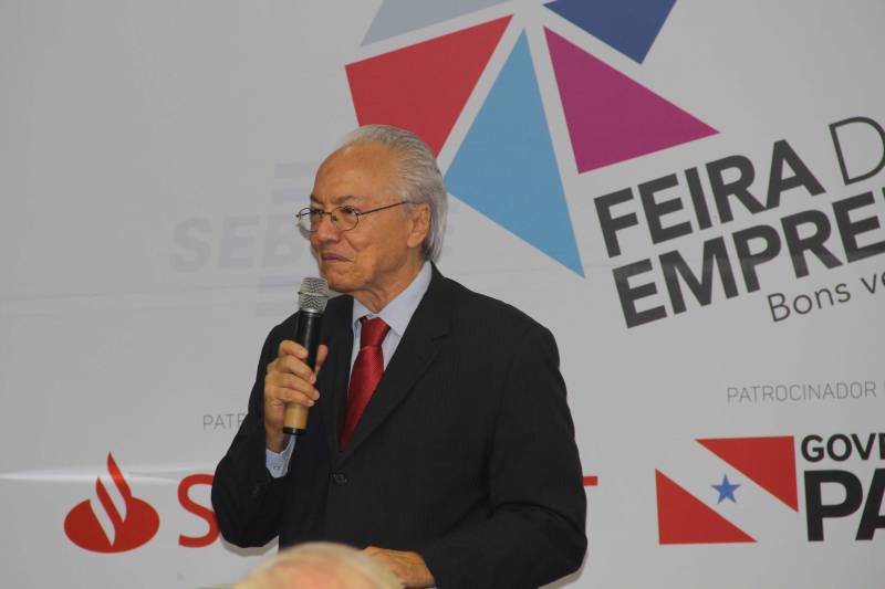 A Secretaria de Estado de Turismo (Setur) atua em várias frentes apoiando a obtenção do selo de Indicação Geográfica no Instituto Nacional da Propriedade Industrial (Inpi) de alguns produtos do estado, como por exemplo, a farinha de Bragança, o queijo do Marajó, o cacau de Tomé-Açu, dentre outros. A importância do selo foi tema de workshop realizado nesta sexta-feira, 18, durante a Feira do Empreendedor, no Hangar – Convenções e Feiras da Amazônia, que possibilitou a troca de experiência entre profissionais de outros estados com produtores paraenses. Para Mônica Cardoso, ex-secretária de Turismo de Tiradentes (MG), cidade que é considerada um case de sucesso no Brasil, “não há dúvida de que o festival de gastronomia foi fundamental para o despertar do turismo em Tiradentes”. Já o consultor da empresa Inovates (ES), Anselmo Buss, destacou a farinha de Bragança, no nordeste do Pará. “Uma IG (Indicação Geográfica) que estamos apoiando. Essa ferramenta bem trabalhada pode agregar valor, proteger o território e gerar desenvolvimento. A IG ocorre quando um território fica conhecido por um produto ou serviço. O Brasil reconhece ambos em lei. Uma IG não se cria, se reconhece”, explicou. Na foto, o diretor da Biotec Amazônia e ex-reitor da Universidade Federal do Pará (UFPa), José Seixas Lourenço.
FOTO: ASCOM / SETUR
DATA: 19.05.2018
BELÉM - PARÁ <div class='credito_fotos'>Foto: ASCOM SETUR | <a href='/midias/2018/originais/c30e7c06-1da5-4432-aae5-0fefa1f1ec6a.jpg' download><i class='fa-solid fa-download'></i> Download</a></div>