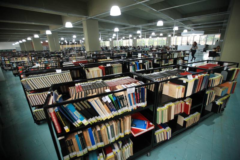 Biblioteca Pública Arthur Vianna, localizada no prédio do Centur. Com mais de 140 anos, o local é uma das principais referências na área em Belém, recebendo uma média de mil usuários por dia. Antes da popularização de instrumentos tecnológicos e sites especializados, a “biblioteca do Centur”, como é conhecida, era uma das principais fontes de pesquisa para alunos de todos os níveis de ensino em Belém.
FOTO: MÁCIO FERREIRA / AG. PARÁ
DATA: 02.03.2018
BELÉM - PARÁ <div class='credito_fotos'>Foto: MÁCIO FERREIRA/ AG. PARÁ | <a href='/midias/2018/originais/c30eba65-2c5c-440d-91f2-593030d4dfb1.jpg' download><i class='fa-solid fa-download'></i> Download</a></div>