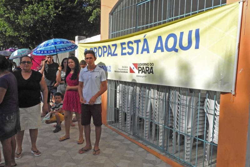Começou nesta segunda-feira (19) e segue até o dia 21, no município de Augusto Corrêa, na Região do Salgado, as ações do Pro Paz Cidadania. Os atendimentos à população ocorreram em dois dias, simultaneamente, no Centro de Nazaré e no Instituto Casa da Fraternidade, no bairro Nazaré. Os moradores da cidade puderam solicitar a emissão de registro geral (RG), CPF, Certidão de Nascimento (1ª e 2ª via), Identidade Jovem (Id jovem) e Identidade de Nome Social, assim como aconselhamento jurídico. A maior procura é por RG e Certidão de Nascimento, justamente um dos focos da caravana que é reduzir os sub-registros.
FOTO: CARLOS SODRÉ / AG. PARÁ
DATA: 19.03.2018
AUGUSTO CORRÊA - PARÁ <div class='credito_fotos'>Foto: Carlos Sodré/Agência Pará | <a href='/midias/2018/originais/c31e3e60-324a-4554-b3f0-a0770a9d6162.jpg' download><i class='fa-solid fa-download'></i> Download</a></div>