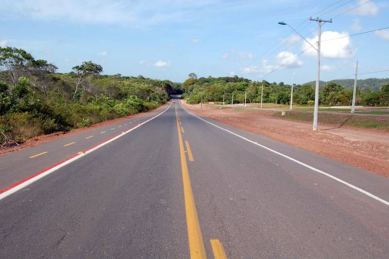 O acesso a um dos principais cartões postais do Pará e do Brasil, a vila balneária de Alter do Chão, localizada a aproximadamente 30 km de Santarém, na região Oeste do Pará, está de cara nova. O Governo do Estado, por meio da Secretaria Estadual de Transportes (Setran), investiu mais de R$ 16 milhões para tornar a PA-457 (Rodovia Everaldo Martins, na foto) mais segura e mais moderna. Agora, quem acessar o ponto turístico ou se deslocar para uma das 18 comunidades que ficam na região do Eixo Forte, encontrarão melhores condições de tráfego. A modernização iniciou pela Rodovia Fernando Guilhon (PA-453), que foi duplicada em 1,2 km, na saída do Rio Tapajós Shopping, com implantação de sinalização vertical e horizontal, além da construção de duas novas rotatórias: uma em frente ao Residencial Salvação, e outra, no entroncamento das duas PA's, ao direcionar o condutor, tendo como ponto de referência a Escola Tecnológica de Santarém.
FOTO: WILLIAM SANTOS / ASCOM CRGBA
DATA: 09.11.2018
SANTARÉM - PARÁ <div class='credito_fotos'>Foto: WILLIAM SANTOS / ASCOM CRGBA | <a href='/midias/2018/originais/c3216361-affe-40b7-9974-a395c938e634.jpg' download><i class='fa-solid fa-download'></i> Download</a></div>