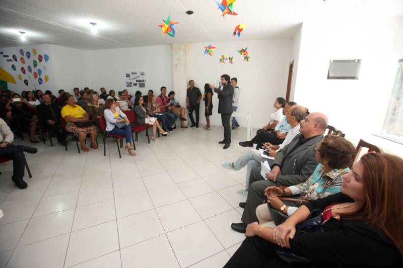 Trinta Conselhos Tutelares do Pará ganharam equipamentos para melhorar o atendimento e garantir os direitos das crianças e dos adolescentes no Estado em cerimônia realizada nesta quinta-feira (05) no auditório da Secretaria de Estado de Assistência Social, Trabalho, Emprego e Renda (Seaster). Durante a manhã foram entregues 39 kits para conselhos de 30 municípios. Cada kit é formado por veículo, geladeiras e computadores. Os veículos, entre carros e lanchas, darão infraestrutura de locomoção necessária e adequada para o desempenho das ações do órgão. Os equipamentos foram adquiridos pelo Governo do Pará por meio de emenda parlamentar do deputado Arnaldo Jordy e ajudarão a equipar e reestruturar a rede do Sistema de Garantia de Diretos da Criança e do Adolescente do Estado. Ao todo foram entregues 37 carros, duas lanchas, 39 geladeiras e 78 computadores.
FOTO: SIDNEY OLIVEIRA / AG. PARÁ
DATA: 05.07.2018
BELÉM - PARÁ <div class='credito_fotos'>Foto: Sidney Oliveira/Ag. Pará | <a href='/midias/2018/originais/c32d9a0c-da8b-48ee-8d7f-053e74a2d1e0.jpg' download><i class='fa-solid fa-download'></i> Download</a></div>
