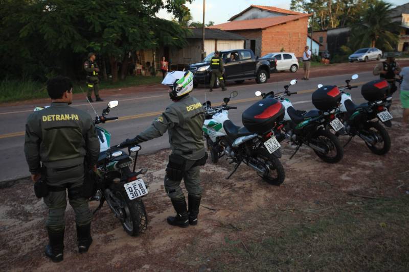 Atuação dos agentes de segurança durante a Operação Verão 2018 no segundo final de semana de férias.
FOTO: MÁCIO FERREIRA / AG. PARÁ
DATA: 07.07.2018
SALINÓPOLIS - PARÁ <div class='credito_fotos'>Foto: MÁCIO FERREIRA/ AG. PARÁ | <a href='/midias/2018/originais/c33df5ef-0098-4c3c-aa6d-3a42f6c662ff.jpg' download><i class='fa-solid fa-download'></i> Download</a></div>