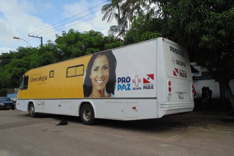 Começou neste domingo (11), no bairro de Águas Negras, em Icoaraci, a busca ativa de mulheres que nunca fizeram ou estão há mais de três anos sem fazer o exame preventivo do câncer de colo do útero, o Papanicolau ou PPCU. Trata-se do Plano Piloto de Rastreamento do Câncer de Colo do Útero, uma das ações que integram a Campanha Março Lilás, destinada a chamar a atenção das paraenses sobre a importância de fazer periodicamente o exame para detecção precoce desse tipo de câncer. A Campanha Março Lilás é promovida pela Secretaria de Estado de Saúde Pública (Sespa) por meio do Núcleo de Apoio à Gestão na Atenção à Mulher no Controle do Câncer de Colo de Útero e Mama (Nagam), com o apoio do Comitê Estadual de Controle do Câncer do Colo do Útero e Mama, Regionais de Saúde e municípios paraenses.
FOTO: ASCOM / SESPA
DATA: 11.03.2018
BELÉM - PARÁ <div class='credito_fotos'>Foto: Roberta Vilanova / SESPA | <a href='/midias/2018/originais/c33f8bd7-d81a-419f-83fe-6413d1853d10.jpg' download><i class='fa-solid fa-download'></i> Download</a></div>