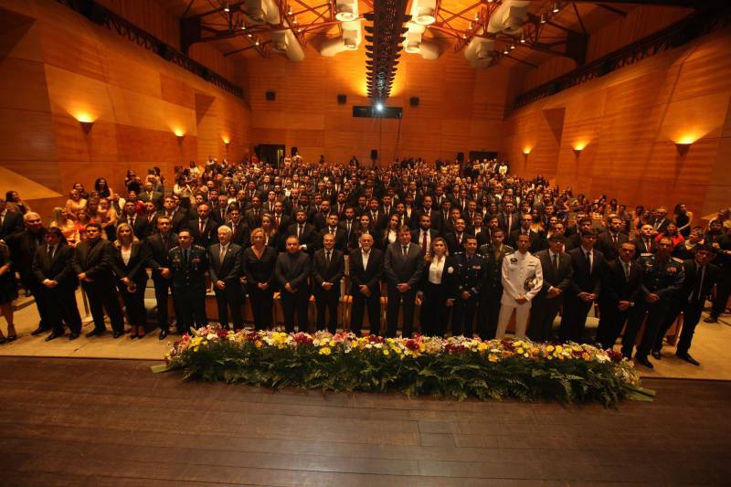 O Pará vai voltar a ter um delegado de polícia para cada município. A posse de 149 novos delegados da Polícia Civil, que aconteceu nesta segunda-feira (26) no Teatro Maria Sylvia Nunes, na Estação das Docas, vai garantir, com sobras, a cobertura completa dos 144 municípios do estado. Aprovados em concurso público, os novos delegados concluíram o curso de Formação da Polícia Civil do Pará no dia 15 deste mês. O curso foi o primeiro do Brasil a incluir sete disciplinas inéditas: Oratória, Atuação Policial frente aos Grupos Vulneráveis, Relacionamento com a Imprensa e Mídias Sociais, Abordagem Psicopatológica do Crime e da Violência, Investigação Financeira no Enfrentamento ao Crime de Lavagem de dinheiro, Noções Básicas de Enfrentamento às Fraudes Veiculares e Linguagem Brasileira de Sinais. O concurso aprovou ainda 300 investigadores, 180 escrivães e 20 papiloscopistas. Os novos policiais civis passaram por quatro meses de formação técnica e profissional na Acadepol. Com a nomeação, o próximo passo será a lotação dos novos servidores públicos nas unidades de Polícia Civil do estado, quando eles saberão em qual região do Pará trabalharão inicialmente.
FOTO: SYDNEY OLIVEIRA / AG. PARÁ
DATA: 26.02.2018
BELÉM - PARÁ <div class='credito_fotos'>Foto: Sidney Oliveira/Ag. Pará | <a href='/midias/2018/originais/c3450621-1904-48d2-b7b9-e40769a7541a.jpg' download><i class='fa-solid fa-download'></i> Download</a></div>