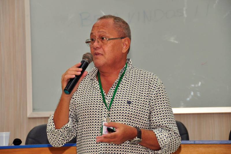 Mais de 50 profissionais de saúde que atuam em serviços de atenção domiciliar em 20 municípios paraenses estão reunidos até esta quinta-feira (26), em Belém, para o II Encontro Estadual do Programa Melhor em Casa, criado pelo governo federal, orientado pela Coordenação Estadual de Atenção Domiciliar da Secretaria de Estado de Saúde Pública (Sespa) e executado pelas prefeituras, para atender pessoas com necessidade de reabilitação motora, idosos, pacientes crônicos ou que estejam em situação pós-cirúrgica. "A proposta é sensibilizar a implantação em outros municípios e ao mesmo tempo promover uma troca de experiências entre os profissionais que já atuam no cotidiano do programa", comenta o psicólogo Guilherme Moura (foto), coordenador estadual de Atenção Domiliciar da Sespa, setor responsável pela articulação do Melhor em Casa no Pará.
FOTO: JOSÉ PANTOJA / ASCOM SESPA
DATA: 25.04.2018
BELÉM - PARÁ <div class='credito_fotos'>Foto: José Pantoja / Ascom Sespa | <a href='/midias/2018/originais/c3483417-eafa-46a0-9d2f-2b5ce0b2c079.jpg' download><i class='fa-solid fa-download'></i> Download</a></div>