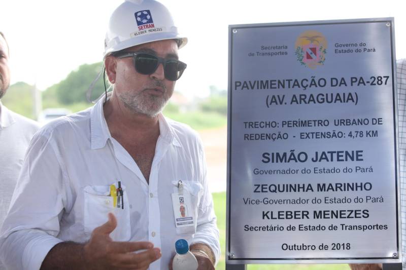 De Santa Maria das Barreiras a comitiva seguiu para Redenção, onde inaugurou mais de cinco quilômetros de restauração e pavimentação da PA-287, mais conhecida como Avenida Araguaia, a principal da cidade-sede. Em alguns trechos o asfalto contemplou quatro pistas. Os dois quilômetros finais foram duplicados pela Secretaria de Estado de Transportes (Setran), que investiu na obra R$ 10,5 milhões. Outros 10 km de vias pavimentadas, por meio da Secretaria de Estado de Desenvolvimento Urbano e Obras Públicas (Sedop), também foram inaugurados, resultado de um investimento de R$ 5,6 milhões. Dois quilômetros e meio de vias ainda estão sendo finalizados. O secretário Jorge Bittencourt destacou que outras obras serão entregues em breve à população, como a escola com 12 salas e a sede do Batalhão da Polícia Militar. Kleber Menezes (foto) também informou a lideranças do município de Cumaru do Norte que está sendo feita a manutenção da PA-287, desde Redenção até Conceição do Araguaia. “Estamos investindo mais de R$ 7 milhões em Cumaru, recuperando integralmente o trecho de Cumaru para a BR-158 e fazendo todas as oito pontes em concreto. Isso é o início da tão sonhada pavimentação da rodovia”, afirmou.
FOTO: MÁCIO FERREIRA / AG. PARÁ
DATA: 24.10.2018
REDENÇÃO - PARÁ <div class='credito_fotos'>Foto: MÁCIO FERREIRA/ AG. PARÁ | <a href='/midias/2018/originais/c3499cb5-1aa9-42a3-8940-dc12c648c89d.jpg' download><i class='fa-solid fa-download'></i> Download</a></div>