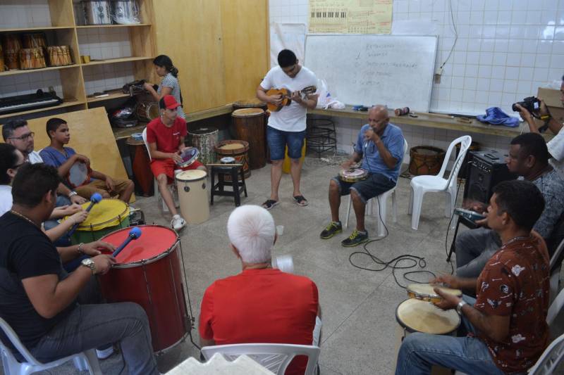 Experimentos com gravura, confecções de maquetes, gravura em arte sacra, youtuber, bateria, percussão são algumas das oficinas ofertadas pela Fundação Cultural do Pará para o mês de junho. São mais de 100 opções de cursos de arte e ofício realizados nas Oficinas Curro Velho e na Casa da Linguagem. Este será o último módulo de oficinas do primeiro semestre de 2018. As aulas iniciam no dia 28 de maio e encerram no dia 15 de junho, nos horários da manhã e tarde. Na parte de audiovisual serão ofertadas quatro oficinas, entre elas: Laboratório de ensaios fotográficos e fotocolagem, entre outras. A oficina de Laboratório de ensaios fotográficos será ministrada pela fotógrafa e professora da Secretaria de Estado de Educação (Seduc), Bárbara Freire. Para participar o aluno deve ter como pré-requisito conhecimento básico de fotografias. Na foto, alunos na oficina de batuque de samba.
FOTO: ASCOM / FCP
DATA: 15.05.2018
BELÉM - PARÁ <div class='credito_fotos'>Foto: ASCOM FCP | <a href='/midias/2018/originais/c349c12f-00ee-4e21-a2d3-2da78f697f29.jpg' download><i class='fa-solid fa-download'></i> Download</a></div>