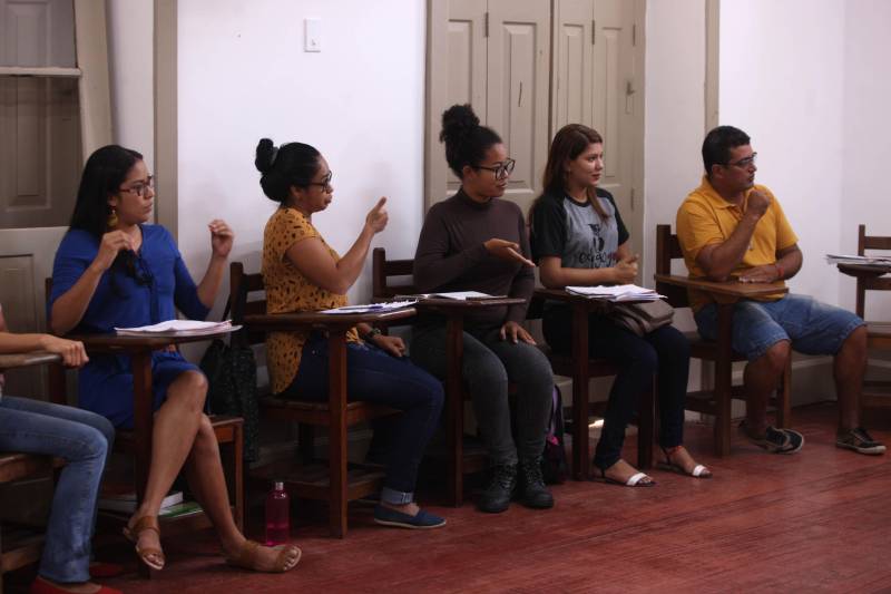 Para quem tem interesse em aprender a Língua Brasileira de Sinais, mas não deseja fazer um curso universitário, o Estado oferece outra opção. A Casa da Linguagem, localizada no bairro de Nazaré, oferta todos os meses cursos para quem quer se comunicar por meio de Libras.
FOTO: RODOLFO OLIVEIRA / AG. PARÁ
DATA: 02.04.2018
BELÉM - PARÁ <div class='credito_fotos'>Foto: Rodolfo Oliveira/Ag. Pará | <a href='/midias/2018/originais/c3521a5a-0fe9-412b-a12c-4a0bb5cb9bef.jpg' download><i class='fa-solid fa-download'></i> Download</a></div>
