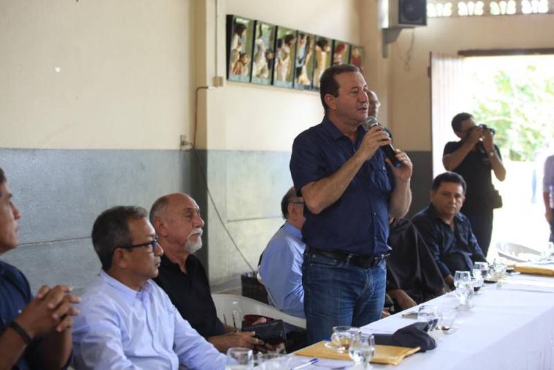 "Hoje é uma nova história, um novo tempo", assim observou o diretor-presidente do Hospital Santa Casa de Misericórdia do município de Óbidos, na região do Baixo Amazonas, a respeito do termo de fomento assinado entre o Governo do Estado, por meio da Secretaria de Saúde Pública (Sespa), e a Associação de Caridade da Santa Casa que garantirá a conclusão da reforma e ampliação da unidade de saúde, orçada em R$ 3,6 milhões. A Santa Casa de Óbidos, unidade quase centenária, fundada em 07/07/1922, é uma das referências em saúde na região formada por municípios da margem esquerda do rio Amazonas. Gerida desde 2014 por uma congregação franciscana, a Santa Casa faz parte do processo de regionalização e descentralização da saúde, que vem sendo promovida pela atual gestão em todas as regiões de integração. Na foto, o deputado estadual e presidente da Alepa, Márcio Miranda.
FOTO: RODOLFO OLIVEIRA / AG. PARÁ
DATA: 09.03.2018
ÓBIDOS - PARÁ
<div class='credito_fotos'>Foto: Rodolfo Oliveira/Ag. Pará | <a href='/midias/2018/originais/c3563775-3a76-490f-913e-7d4b12f2f756.jpg' download><i class='fa-solid fa-download'></i> Download</a></div>