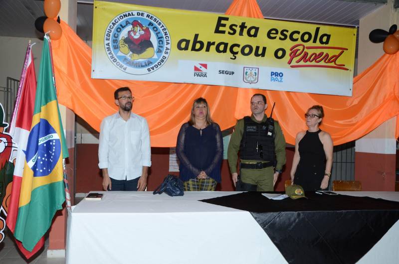 Quarenta e três alunos do 5º ano da Escola Estadual de Ensino Fundamental Prof. Emiliana Sarmento Ferreira, em Belém, participaram da cerimônia de formatura do Programa Educacional de Resistência às Drogas e a Violência (Proerd), realizado pela Secretaria de Estado de Educação (Seduc) em parceria com a Polícia Militar do Estado do Pará.
FOTO: RAI PONTES / ASCOM SEDUC
DATA: 13.11.2018
BELÉM - PARÁ <div class='credito_fotos'>Foto: Rai Pontes/Ascom Seduc | <a href='/midias/2018/originais/c35a8084-e934-4b28-9ca5-521fbbdf3636.jpg' download><i class='fa-solid fa-download'></i> Download</a></div>