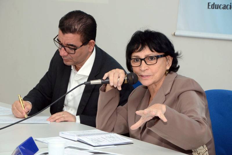 O Estado do Pará implantou a Comissão Estadual de Implementação da Base Nacional Comum Curricular (BNCC) para os Ensinos Infantil e Fundamental, aprovada pelo Conselho Nacional de Educação no último mês de dezembro. O objetivo desta Comissão, criada na última quinta-feira (18), na sede do CNE, em Belém, é divulgar a Base Nacional entre os diferentes setores interessados na questão da educação em todo o estado e, ao mesmo tempo, reelaborar o currículo da educação básica do Pará, tendo como fundamento as novas diretrizes da BNCC. Para isso, também foi instituído, na mesma reunião, um Comitê Executivo, composto por diversas entidades educacionais, que será responsável por reelaborar o currículo da educação básica no estado. As reuniões do Comitê começam imediatamente e a Comissão terá a função de acompanhar e ser uma espécie de consultora desse trabalho. Na foto, a presidente do Conselho Estadual de Educação, Suely Menezes (d).
FOTO: ELISEU DIAS / ASCOM SEDUC
DATA: 19.01.2018
BELÉM - PARÁ <div class='credito_fotos'>Foto: Eliseu Dias / Ascom Seduc | <a href='/midias/2018/originais/c36e9b53-a185-4902-8bc9-efc8286cf53e.jpg' download><i class='fa-solid fa-download'></i> Download</a></div>