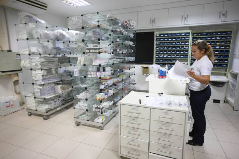 Com assistência de média e alta complexidade aos usuários do Sistema Único de Saúde (SUS), o Hospital Jean Bitar (HJB) comemora  95% de satisfação dos usuários, que certificam a qualidade no atendimento. Nos útimos dois anos, o HJB realizou mais de 739.200 atendimentos nas áreas médicas de endoscopia digestiva alta e colonoscopia, cirurgia gastrointestinal e algumas especialidades clínicas, como endocrinologia, reumatologia, geriatria e pneumologia, nas quais o hospital é referência no Estado. O paciente Francisco Ferreira, de 41 anos, de Benfica, que faz tratamento com dermatologista no HJB,  evidencia esses dados sobre a satisfação do usuário. "O atendimento médico aqui é excelente, de primeira mesmo! Se me perguntarem a nota que dou, é 10, com certeza. Já andei em vários hospitais, mas esse aqui é especial."

FOTO: CARLOS SODRÉ / AG. PARÁ
DATA: 08.11.2018
BELÉM - PARÁ <div class='credito_fotos'>Foto: CARLOS SODRÉ / AG. PARÁ    |   <a href='/midias/2018/originais/c377834e-8585-4caf-8630-c215b99f26a8.jpg' download><i class='fa-solid fa-download'></i> Download</a></div>