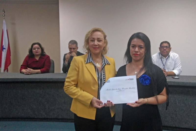 Sessenta e seis alunos da terceira e quarta turmas do curso Técnico em Secretaria Escolar foram certificados na manhã desta segunda-feira, em Belém. A formação foi oferecida pelo Governo do Estado, por meio do Instituto de Formação Profissional e Superior (Iseg) e da Escola de Governança Pública do Estado (EGPA). A cerimônia ocorreu no auditório da autarquia e contou com a presença da secretária de estado de administração, Alice Viana, que representou o governador Simão Jatene.
FOTO: ASCOM / EGPA
DATA: 26.03.2018
BELÉM - PARÁ <div class='credito_fotos'>Foto: ASCOM EGPA | <a href='/midias/2018/originais/c37d185d-e4a3-499f-8094-57799ff2855c.jpg' download><i class='fa-solid fa-download'></i> Download</a></div>