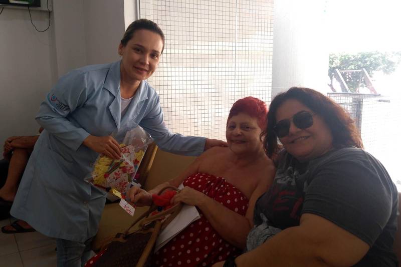 GTH do Jean Bitar surpreende usuários e acompanhantes com comemoração alusiva ao Dia das Mães e distribui homenagem.
FOTO: ASCOM HJB
DATA: 13.05.2018
BELÉM - PARÁ <div class='credito_fotos'>Foto: ASCOM HJB | <a href='/midias/2018/originais/c38270ed-6b8a-46d6-b0bb-71d3a2018509.jpg' download><i class='fa-solid fa-download'></i> Download</a></div>