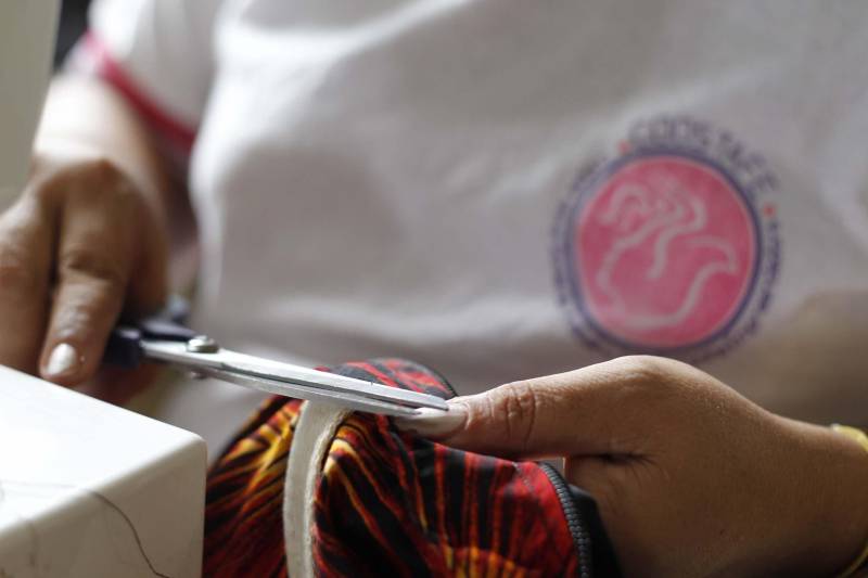 A Cooperativa Social de Trabalho Arte Feminina Empreendedora (Coostafe), formada exclusivamente por internas do Centro de Recuperação Feminino (CRF), em Ananindeua (Região Metropolitana de Belém), fechou parceria para venda de seus produtos com uma empresa de malas e plastificação de bagagens, a Protec Bag, que tem uma loja e um quiosque no Aeroporto Internacional de Belém. A Coostafe é um projeto de economia solidária para detentas, desenvolvido no Pará com apoio da Superintendência do Sistema Penitenciário do Estado (Susipe). Os produtos da Coostafe são comercializados na loja da Protec Bag desde segunda-feira (29). Os clientes da loja e visitantes do aeroporto podem encontrar bolsas, sacolas, encostos de cabeça e mais uma série de produtos feitos pelas detentas do CRF. Os produtos foram colocados à venda a preço de mercado, e parte da renda será revertida para as cooperadas.
FOTO: ASCOM SUSIPE
DATA: 30.10.2018
BELÉM - PARÁ <div class='credito_fotos'>Foto: ASCOM SUSIPE | <a href='/midias/2018/originais/c38344dd-4584-4b03-92dd-3151f7b0511b.jpg' download><i class='fa-solid fa-download'></i> Download</a></div>