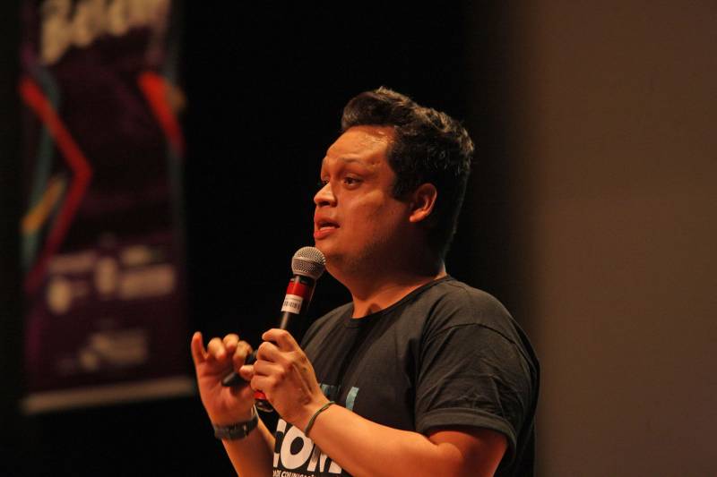 A desconstrução de estereótipos de raça na comunicação e a construção de marcas no Instagram foram os temas das duas palestras desta tarde de terça-feira (12) no “Publicom Belém 2018. O público formado por assessores de comunicação do Governo, profissionais de comunicação, professores e estudantes da área prestigiaram o segundo e último dia do evento que acontece no Teatro do Sesi, em Belém. A palestra “Desconstruindo estereótipos de raça na comunicação”, foi ministrada pelas comunicólogas Helaine Martins e Joana Mendes, da Idánimo Consultoria, agência especializada em comunicação com e sobre os públicos negro, feminino e LGBT. Na foto, o publicitário Petterson Farias.

FOTO: RODOLFO OLIVEIRA / AG. PARÁ
DATA: 12.06.2018
BELÉM - PARÁ <div class='credito_fotos'>Foto: Rodolfo Oliveira/Ag. Pará   |   <a href='/midias/2018/originais/c38b3d90-6961-42f4-b5f3-e20ac4d68f47.jpg' download><i class='fa-solid fa-download'></i> Download</a></div>