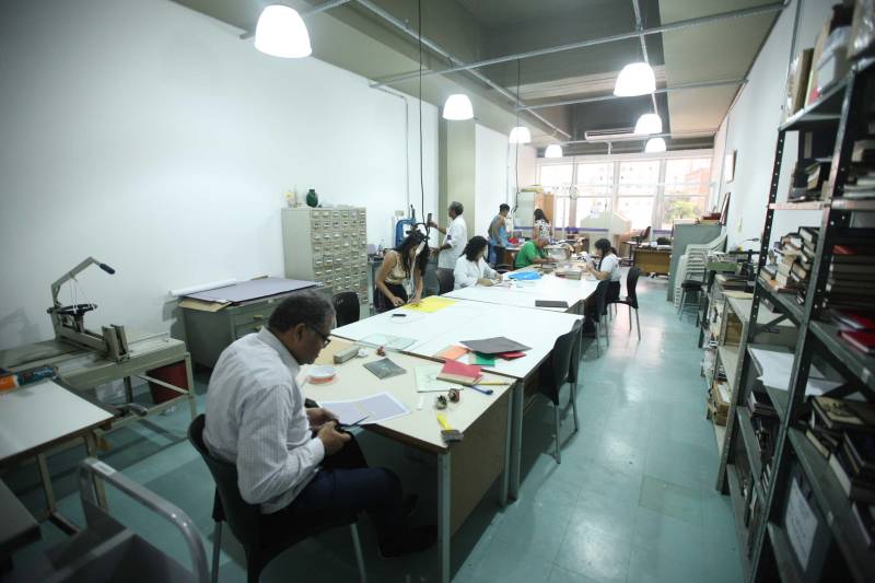 Ao entrar na Biblioteca Arthur Viana, localizada no Centro Cultural e Turístico Tancredo Neves (Centur), é possível visualizar e sentir as diferenças logo ao chegar. O espaço, que desde 2015 passava por reformas, está completamente pronto para sua reinauguração, que deve acontecer já na próxima semana. Iluminação adequada, climatização renovada, mudança de estantes e outros móveis que contribuíram para a ampliação do espaço, além de um verdadeiro upgrade em diversos espaços de convivência, serviços e estudos, trouxeram novos ares a centenária biblioteca.
FOTO: THIAGO GOMES / AG. PARÁ
DATA: 27.04.2018
BELÉM - PARÁ <div class='credito_fotos'>Foto: Thiago Gomes /Ag. Pará | <a href='/midias/2018/originais/c38dd69e-2716-4b04-8dee-041294abf8f6.jpg' download><i class='fa-solid fa-download'></i> Download</a></div>