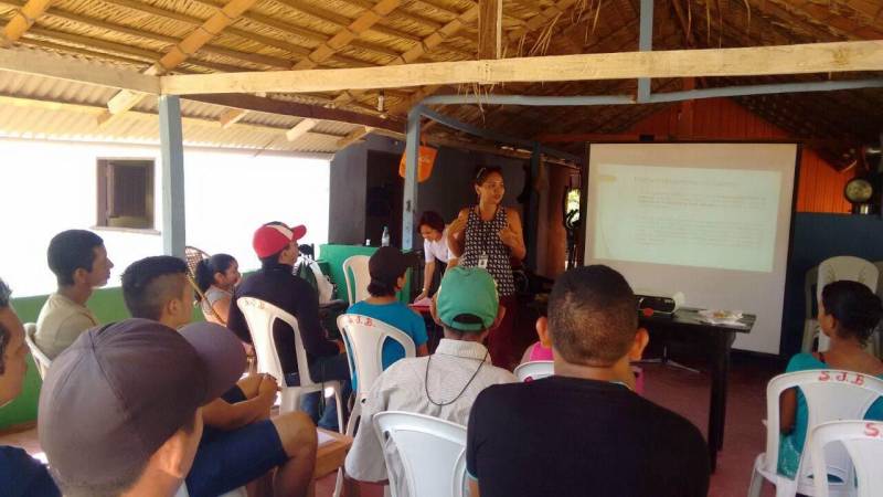 O ciclo de palestras (foto) sobre Hospitalidade Turística, realizado em parceria pelo Instituto de Desenvolvimento Florestal e da Biodiversidade (Ideflor-bio), Secretaria de Estado de Turismo (Setur) e Universidade Federal do Oeste do Para (Ufopa), foi encerrado nesta sexta-feira (20), no município de Monte Alegre, no oeste paraense. O evento começou no último dia 16 (segunda-feira), capacitando moradores de seis comunidades da região - Ererê, Maxirá, Maxirazinho, Santana, Paytuna e Lages, que ficam dentro da Área de Proteção Ambiental (APA) Paytuna e nas proximidades do Parque Estadual de Monte Alegre (Pema). Trinta moradores dessas comunidades participaram de palestras sobre diversos temas, como sustentabilidade no turismo, educação fiscal, planejamento comunitário e meios de hospedagem. Jaire Silva, da comunidade de Ererê, disse que as palestras ofereceram informações e conhecimentos sobre a própria região de Monte Alegre e as riquezas da APA Paytuna e do Parque Estadual.
FOTO: ASCOM / IDEFLOR
DATA: 20.04.2018
MONTE ALEGRE - PARÁ <div class='credito_fotos'>Foto: Ascom Ideflor | <a href='/midias/2018/originais/c39a05da-fc81-4b29-91d1-3daf4848e623.jpg' download><i class='fa-solid fa-download'></i> Download</a></div>