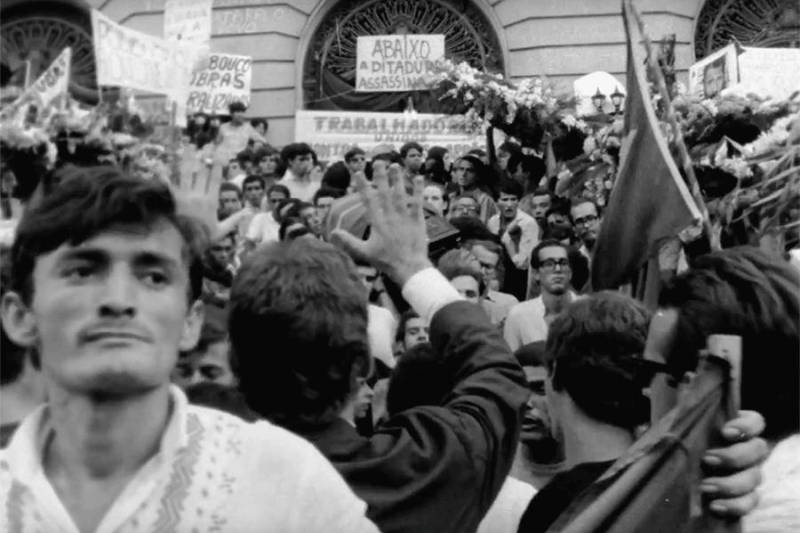 Para atender aos pedidos do público, o Cine Líbero Luxardo, da Fundação Cultural do Pará (FCP), volta a exibir a partir desta quinta-feira (3) os filmes “No Intenso Agora” (foto), de João Moreira Salles, às 15h50, e “Severina”, de Felipe Hirsch, às 18 hs.
FOTO: DIVULGAÇÃO
DATA: 03.05.2018 <div class='credito_fotos'>Foto: Divulgação | <a href='/midias/2018/originais/c3a0f51c-251a-404f-be5b-5cd31531136b.jpg' download><i class='fa-solid fa-download'></i> Download</a></div>