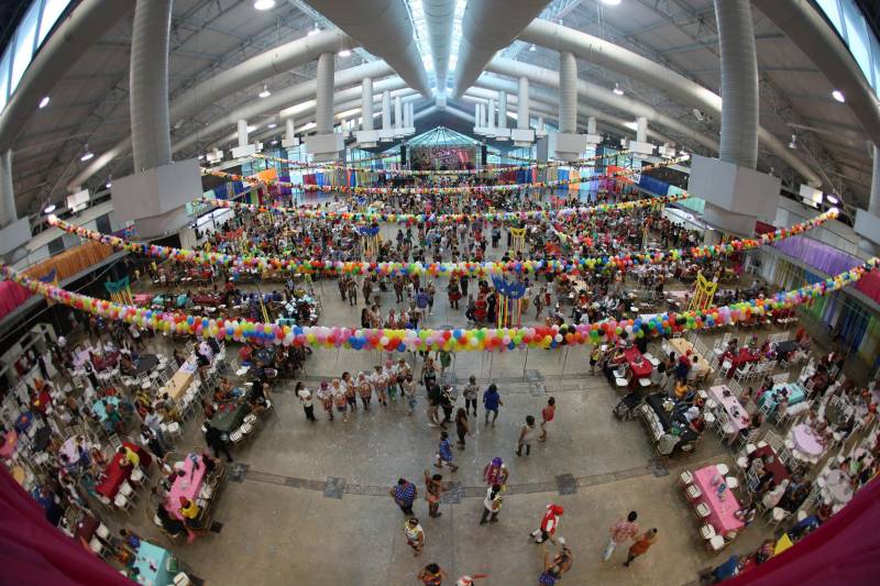 Mais de quatro mil idosos caíram na folia na tarde desta quarta-feira (7), durante o 18° Baile Carnavalesco da Melhor Idade, do projeto Vida Ativa, executado pela Secretaria de estado de Esporte e Lazer (Seel). Uma das grandes atrações foi o concurso que escolheu a “Rainha das Rainhas” da terceira idade, título que este ano ficou com a candidata Lindaura Cardoso, de 63 anos.
FOTO: CARLOS SODRÉ / AG. PARÁ
DATA: 07.02.2018
BELÉM - PARÁ <div class='credito_fotos'>Foto: CARLOS SODRÉ / AG. PARÁ | <a href='/midias/2018/originais/c3a53b74-7dbf-47ba-b27b-d61c38a2e65d.jpg' download><i class='fa-solid fa-download'></i> Download</a></div>