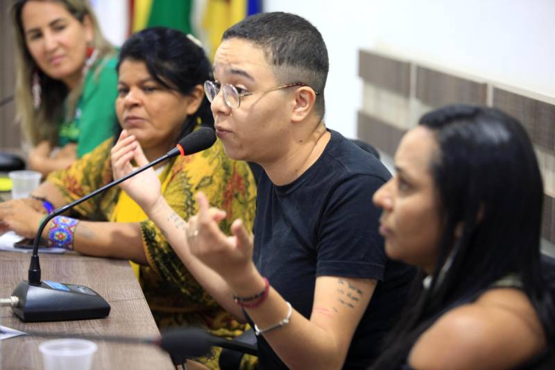O dia começou cedo para os participantes da Semana dos Povos Indígenas, que ocorre em São Félix do Xingu, no sudeste do Pará. A vasta programação se estendeu durante toda a segunda-feira (16), com os serviços ofertados pelo Estado, os jogos e abertura oficial, à noite. Acompanhando Sônia Guajajara em agendas pelo País, a cantora Maria Gadu (foto) encerrou a noite com um pocket show que animou o público. “É uma honra estar aqui, sobretudo porque o Brasil vive um momento crucial da sua história, em que a luta dos movimentos sociais se tornou ainda mais fundamental. São Félix do Xingu, sem dúvida, cria um marco ao promover um encontro de tamanha beleza e representatividade”, disse a artista.
FOTO: RODOLFO OLIVEIRA / AG. PARÁ
DATA: 16.04.2018
SÃO FÉLIX DO XINGU - PARÁ <div class='credito_fotos'>Foto: Rodolfo Oliveira/Ag. Pará | <a href='/midias/2018/originais/c3a6e834-e250-446c-a371-05463da8ed74.jpg' download><i class='fa-solid fa-download'></i> Download</a></div>